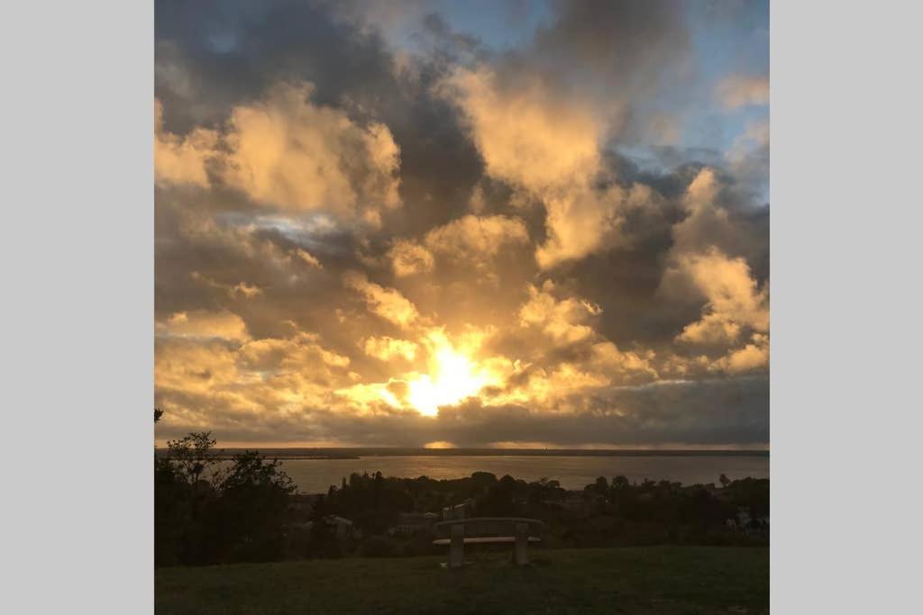 Appartement Avec Vue Panoramique Sur L'Estuaire De La Gironde Plassac  Eksteriør bilde